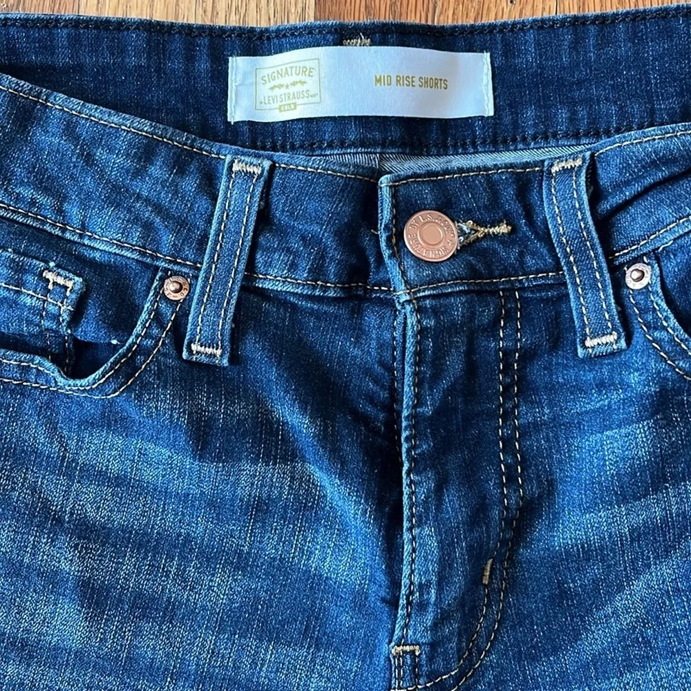 Levi Signature  Mid-Rise  Minimalist Denim Cuffed Shorts Size 6